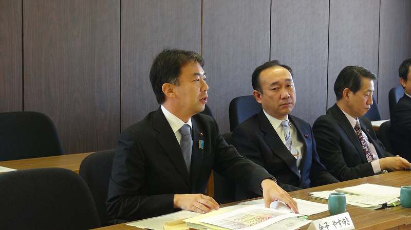 上田市長に事件の真相を質す金子、写真提供:やまと新聞社