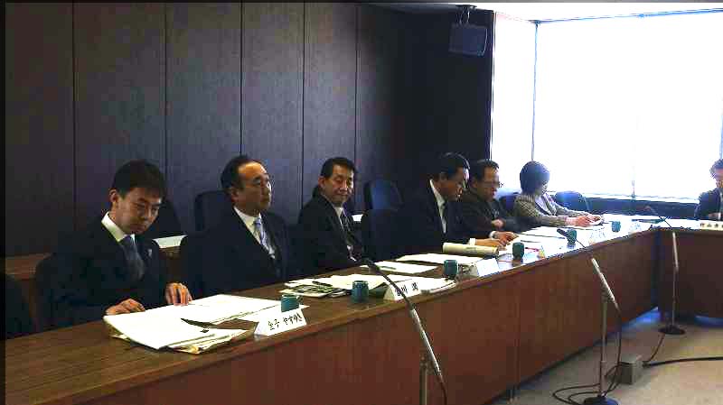 平成27年2月20日札幌市議会財政市民委員会の委員席。一番左が金子。写真提供:やまと新聞社
